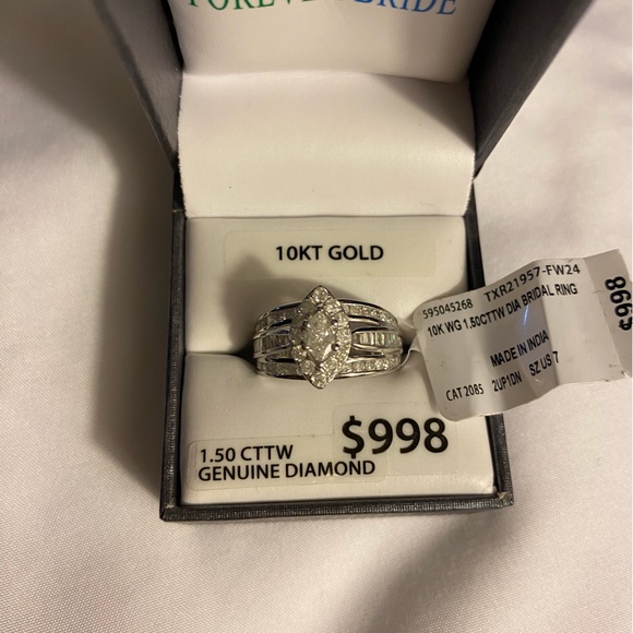 ENGAGEMENT RING - Picture 2 of 6